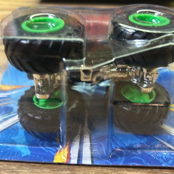 HOT WHEELS SKELETON CREW WITH CRUSHED DIE CAST CAR scale 1/64. - Picture 6 of 7